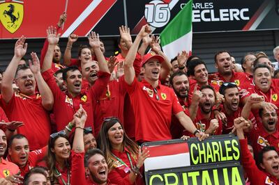 El equipo Ferrari celebró a lo grande el triunfo del joven piloto monegasco Charles Leclerc, tras una sequía de victorias en Monza desde 2010.