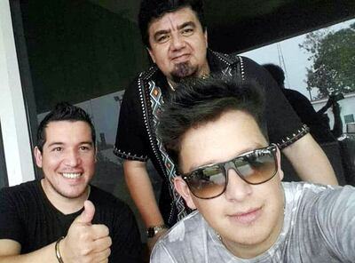 Odilio Román (atrás) en una selfie tomada por Ismael Fretes (adelante), quien lo reemplazó en Los Románticos.