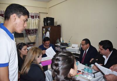 Alumnos del colegio Pedro P. Peña se reúnen con representantes del MEC. Fue anoche en el local educativo.