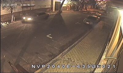 El rodado se detuvo frente a la parada de bus donde se encontraba la víctima y desde su interior dispararon dos veces.