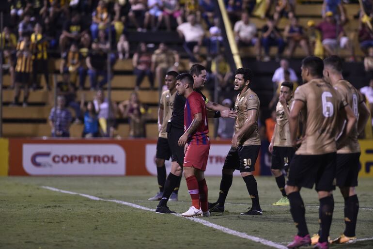 Arnaldo Samaniego, Árbitro.