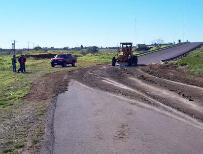 Maquinarias de la EBY en plena tarea de reparación de la ruta Atinguy-San Cosme y Damián.