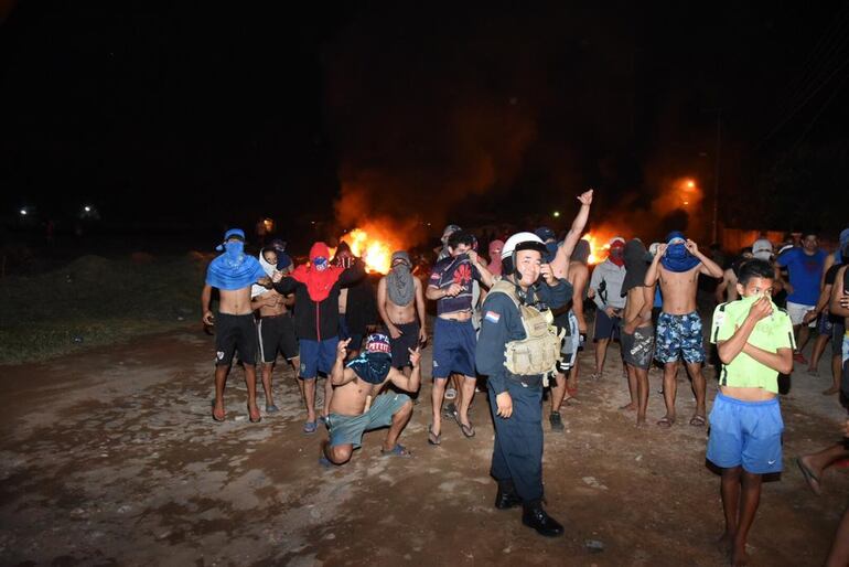 Turba que sitió la sede de la Armada Paraguaya.