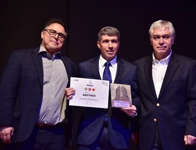 Enrique Bendaña (centro), director de Pronet S.A., recibió el premio de Aquí Pago en el rubro boca de cobranzas.