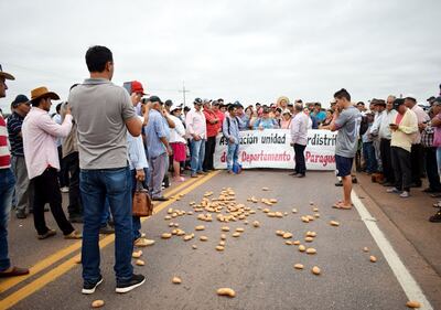Los agricultores de  papa y cebolla se manifestaron cerrando la Ruta PY01 y mostrando la producción desechada.