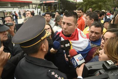 Incidentes en protesta de taxistas frente a la Municipalidad de Asunción.