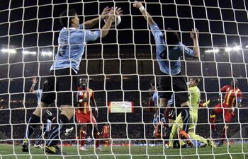 esta-mano-ya-no-sera-expulsion-segun-las-nuevas-reglas-en-el-mundial-2010-fue-penal-y-expulsion-de-luis-suarez-ante-ghana--205309000000-1464424.jpg