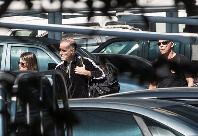El empresario Eike Batista (c) camina escoltado por dos oficiales de policía al interior de la sede de la Policía Federal luego de ser arrestado este jueves, en Río de Janeiro (Brasil). La policía detuvo este jueves, en el marco de la operación Lava Jato, a Batista, quien llegó a ser el hombre más rico de Brasil y actualmente se encontraba bajo arresto domiciliario tras haber pasado tres meses encarcelado en 2017, informaron fuentes judiciales.