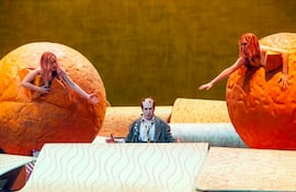 Puesta en escena de El amor por tres naranjas, de Sergei Prokofiev, en el Muziektheater de Amsterdam, 2005.