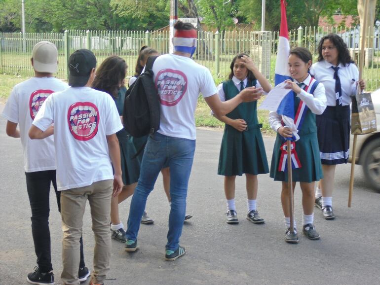 Los jóvenes recorrieron calles, escuelas, colegios y hospitales de Presidente Hayes.
