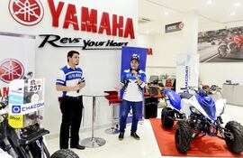 nelson-sanabria-derecha-agradece-el-apoyo-brindado-nuevamente-por-chacomer-con-la-entrega-de-un-cuasi-yamaha-raptor-700-que-utilizara-en-el-rally-d-214035000000-1588249.jpg