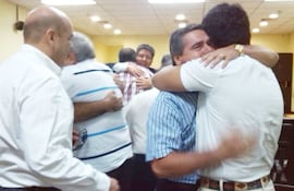 los-exadministra-dores-se-abrazan-y-festejan-luego-de-conocer-la-decision-del-tribunal-de-concederles-el-sobreseimiento-definitivo-en-el-proceso--200628000000-1313647.jpg