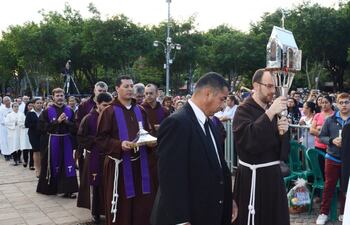 antes-de-las-0700-de-ayer-el-corazon-de-san-pio-fue-llevado-hasta-la-explanada-de-la-basilica-de-caacupe-para-el-inicio-de-la-misa-central-luego-d-202427000000-1700900.jpg