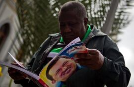 un-hombre-sostiene-un-libro-con-la-imagen-del-presidente-hugo-chavez-en-el-centro-de-caracas-efe-192225000000-501802.jpg