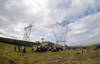 las-torres-de-la-segunda-linea-de-500-kv-que-estan-siendo-montadas-desde-yacyreta-fueron-traidas-de-la-china--204942000000-1620808.jpg