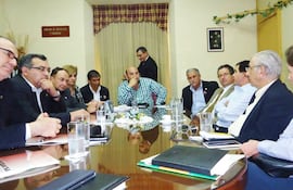 reunion-de-autoridades-del-mag-y-del-senacsa-con-empresarios-del-sector-avicola-en-ganaderia--201740000000-1337099.jpg