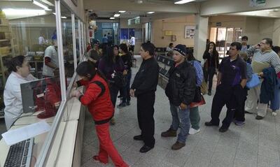 Imagen de archivo, ABC Color. Pacientes forman fila frente a la farmacia de la Clínica de Boquerón.