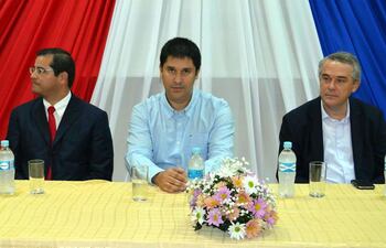 de-izq-a-der-alcides-brizuela-su-jefe-nelson-valiente-y-su-amigo-y-cliente-el-gobernador-de-itapua-luis-gneiting--212002000000-1563884.jpg