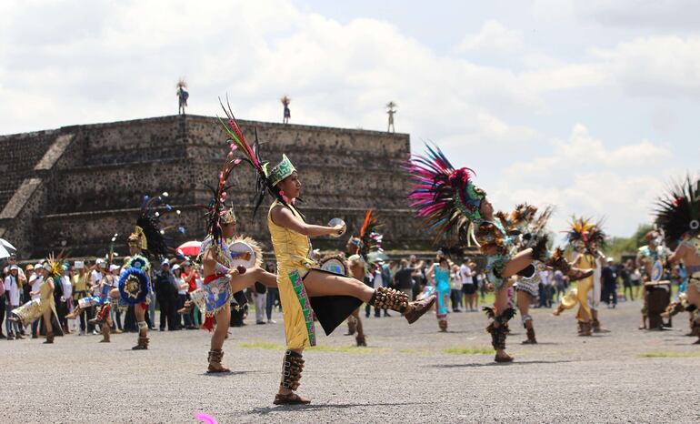MEX6260. CIUDAD DE MÉXICO (MÉXICO), 02/07/2019.- Danzantes de la cultura prehispánica participan este martes en el encendido del Fuego Nuevo, en la ciudad prehispánica de Teotihuacán (México). A partir de este jueves el Fuego Nuevo iniciará un recorrido de 23 días desde otra ciudad histórica, Machu Pichu, rumbo a los juegos Panamericanos Lima 2019. EFE/ Mario Guzmán