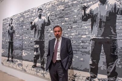 El empresario y coleccionista de arte Jorge Pérez posa durante la inauguración de la exposición "Time for Change, Art and Social Unrest in the Jorge M Perez Collection" ("Tiempo de cambio, arte y disturbios sociales en la colección de Jorge M. Pérez"), en el nuevo El Espacio 23, en Miami (EE.UU.).