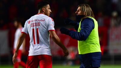 Sebastián Beccacece charlando con el paraguayo Cecilio Domínguez.