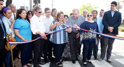 El intendente asunceno Mario Ferreiro inauguró ayer la renovación de “Médicos del Chaco”, acompañado de autoridades municipales.
