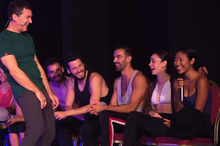 Antonio Banderas bromea con los actores y bailarines del elenco del musical "A Chorus Line", durante los ensayos.