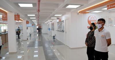 Interior del sector de Atención al Público de la Municipalidad de Encarnación donde se reanudaron los servicios.