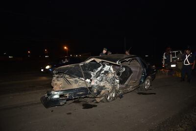 El conductor del rodado quedó atrapado entre los hierros.