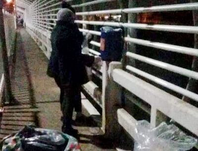 En el Puente de la Amistad, grupos de ayuda del Brasil brindan frazadas y alimentos a los paraguayos que esperan ingresar.