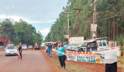 Vecinos portaron pasacalles y realizaron pegatinas bajo la consigna “Asfaltado ya”.