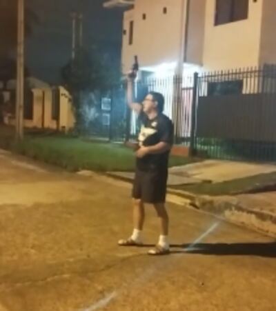 Percance entre vecinos y conductores de plataforma a los tiros.