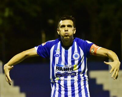 Pablo Zeballos anotó anoche desde los doce pasos los dos goles del 12 de Octubre y llega a 107 en su carrera.