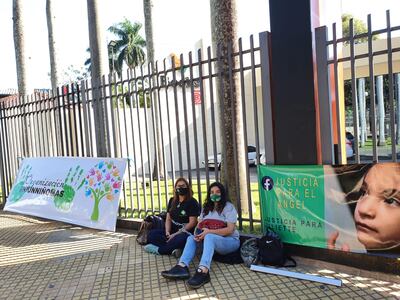 Las activistas de #Niuniñomas, encadenadas hoy frente a Muruvichá Róga.