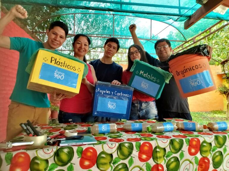 Los jóvenes prepararon basureros para enseñar la clasificación de los residuos.
