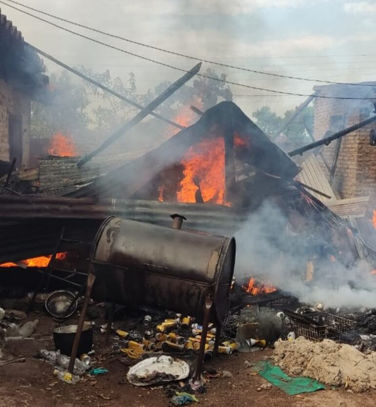 El fuego se propagó rápidamente y consumió gran parte de la humilde vivienda de la familia Servín de San Antonio. La quema de un colcchón viejo habría originado el siniestro.