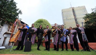 Un concierto del Conjunto Folklórico Municipal es una de las varias opciones del día para disfrutar gracias a internet.