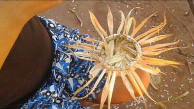 Victoriana Colarte fabrica artesanías en caraguatá, en su casa en Curuguaty.