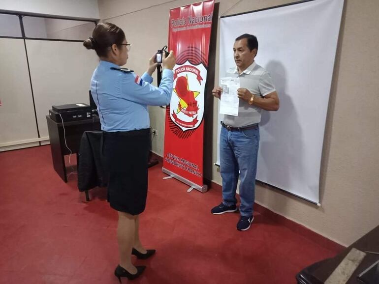 Los primeros usuarios ya empezaron a tramitar sus documentaciones en el nuevo local. 