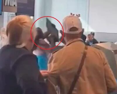 Arrestan a una mujer por agredir a empleados del aeropuerto de Puerto Rico.