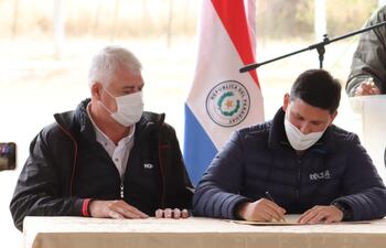 Firma de contrato para la construcción de la Ruta de la leche