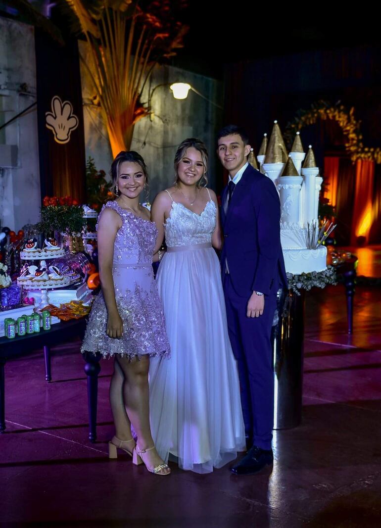 Andrea en compañía de sus hermanos Natalia y Diego Acosta.