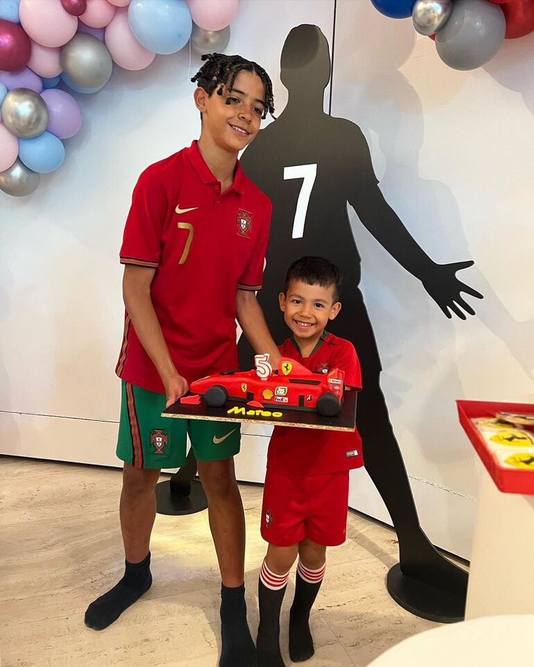 Cristiano Ronaldo Junior posando con su hermanito Mateo y la torta de cumple. (Instagram/Georgina Rodríguez)