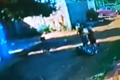 La víctima en el momento que forcejea con uno de los malviviente de cuyo poder se recuperó la motocicleta.