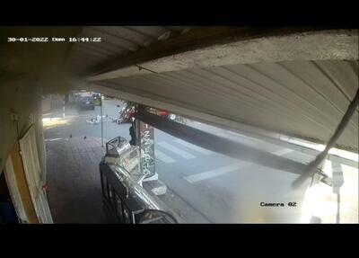 Imagen de una cámara de circuito cerrado que logró captar el choque en la esquina mencionada.