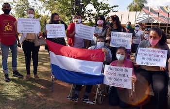 Pacientes del Incan se manifestaron ayer clamando medicamentos para realizar quimioterapia.