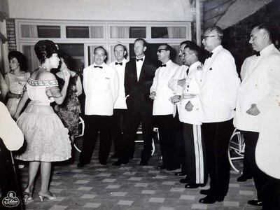 El príncipe Felipe de Edimburgo (con traje negro) en una recepción en Asunción, en 1962.