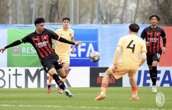 Hugo Cuenca se dispone a rematar el balón durante el partido que el AC Milan le ganó ayer 2-0 al Atlético Madrid.