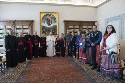 Fotos cedidas por el Vaticano que muestra a representantes de indígenas canadienses, en Roma.