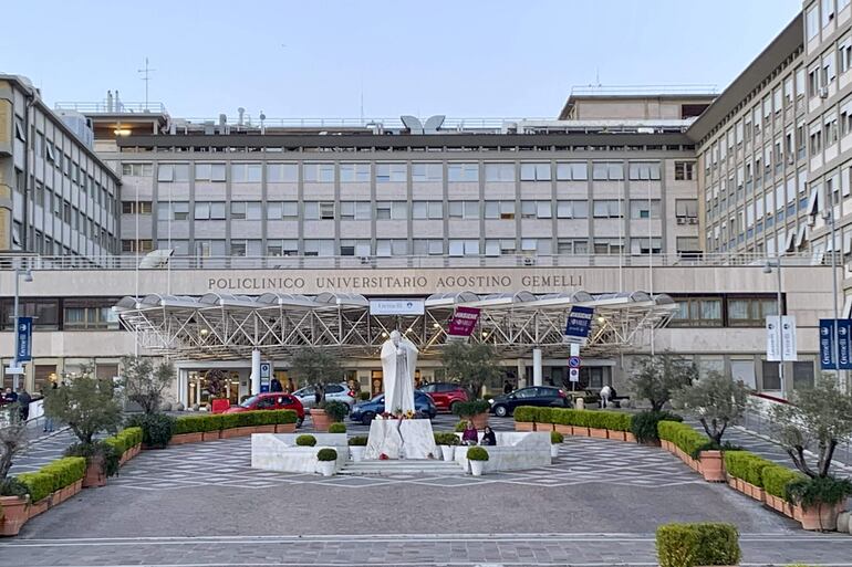 El papa Francisco se encuentra ingresado desde la tarde de hoy en el hospital Gemelli de Roma por controles programados, aunque los medios de comunicación italianos publicaron que a última hora de la mañana presentó "dificultades respiratorias" y fue trasladado en ambulancia para someterse a pruebas. (EFE)